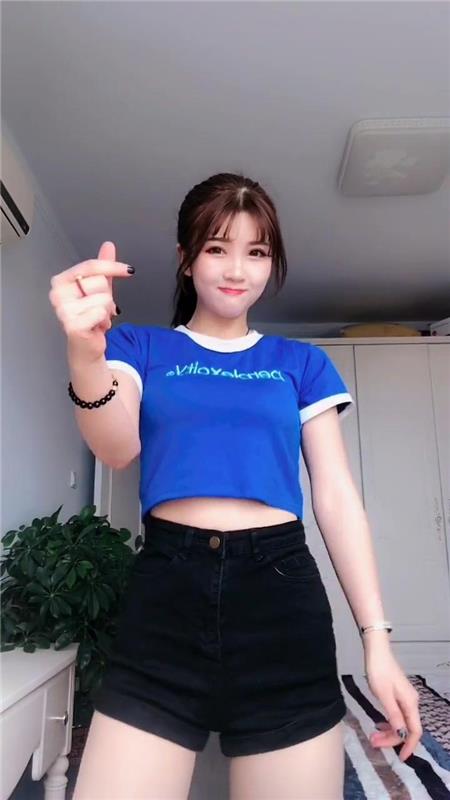 颜值在线胸美腿美的妹子00后